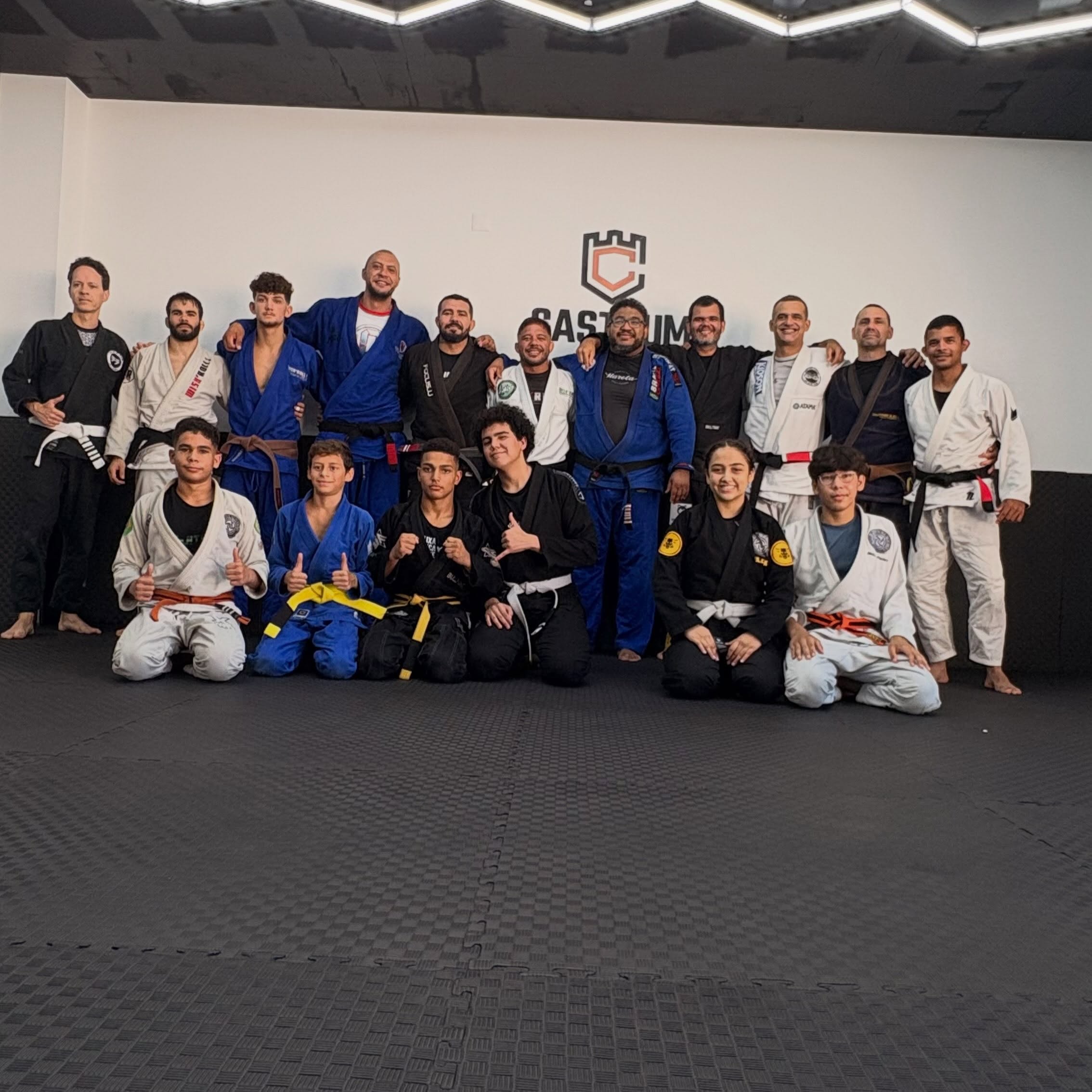 Grupo de praticantes da Escola Castrum reunido no tatame